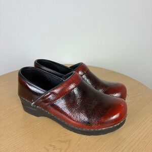 Sanita Red Ombre Patent Leather Clogs Women's EU 38 US 7 Comfort Support Walking